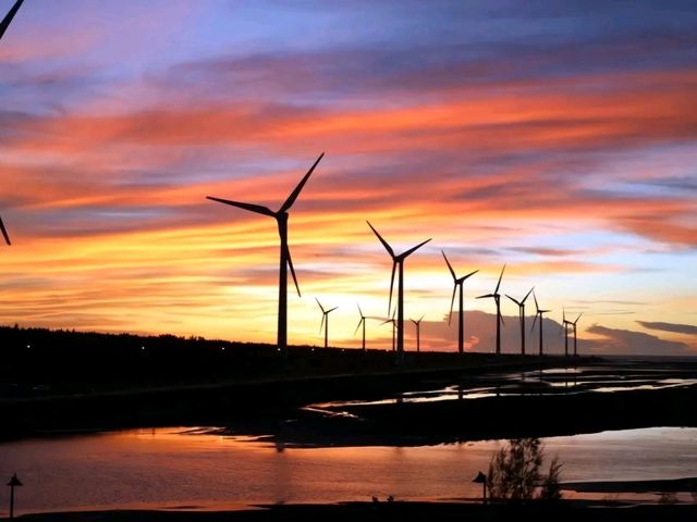 夕陽漫漫位置在台中高美濕地旁，蟬說：夕陽漫漫最大特色就是座擁高美濕地夕陽美景，