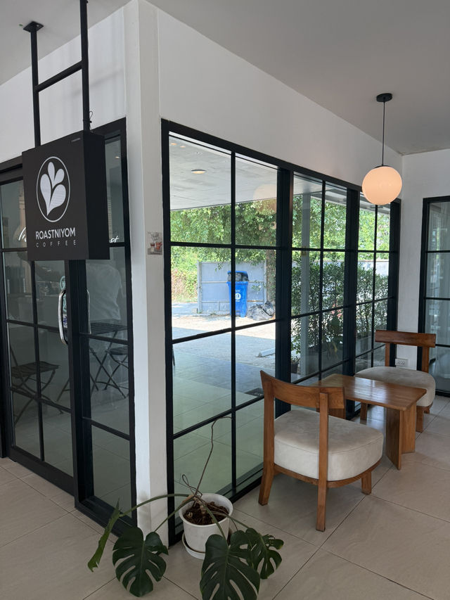 Roastniyom coffee - สาขากาดสามแยก 