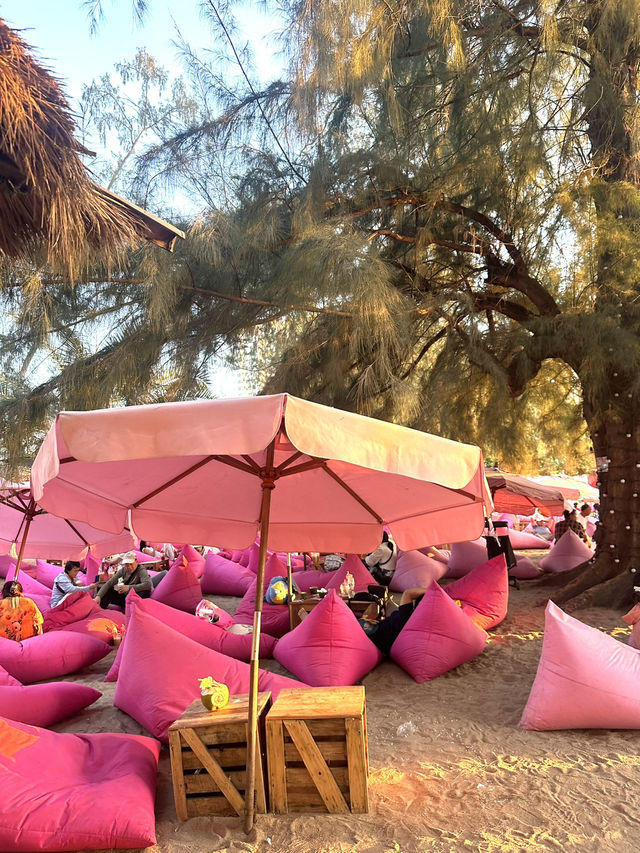 パタヤ🇹🇭絶対に行って欲しい！ピンクに囲まれた絶景ビーチカフェ🎀