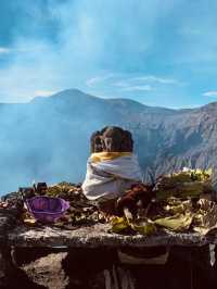 【前往 Mt. Bromo 的路上，不只是一段「交通」🚙🗻】 這趟不是單純的移動，而是一場穿越火山沙海的冒險旅程。
