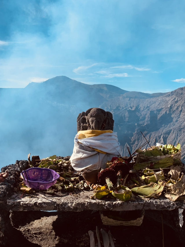 【前往 Mt. Bromo 的路上，不只是一段「交通」🚙🗻】 這趟不是單純的移動，而是一場穿越火山沙海的冒險旅程。