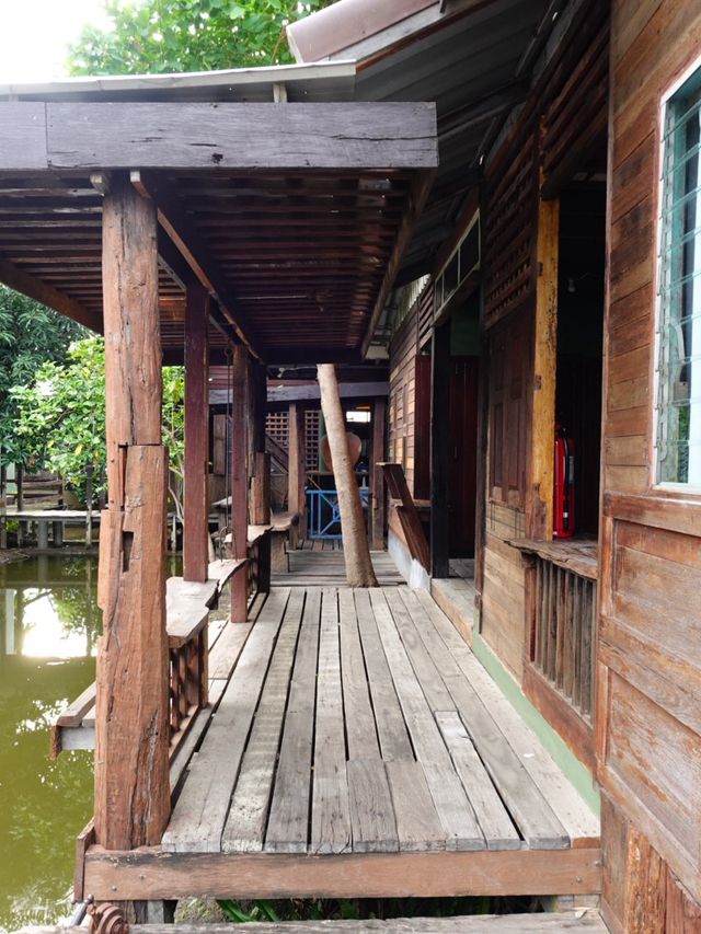 นั่งเรือข้ามฟากไปนอนโฮมสเตย์ริมแม่น้ำ🛶🤭