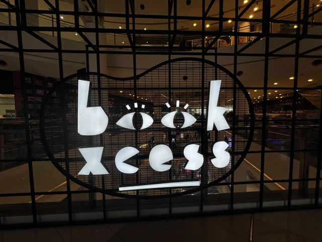 📚 BookXcess @ Gurney Paragon – Malaysia’s Most Scenic Bookstore