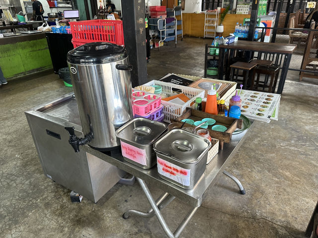 【Khao Tom Baht Diao｜ニマンヘミンでコスパ最高！ローカル感あふれるタイ料理食堂】