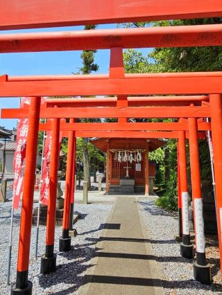 大垣八幡宮中的祕密神社：大福稲荷神社 🦊🛐

走進莊嚴肅穆的大垣八幡宮，若不仔細探索，很容易錯過藏身於境內一隅的〔大福稲荷神社〕。這座迷你神社雖規模不大，卻有著滿滿的福氣與在地人低調的虔敬。

大福稻荷主祀的是稻荷大神——掌管穀物與商業繁榮之神，也是狐狸的化身。紅色鳥居與神使石狐守護兩側，在翠綠林木中顯得靈氣十足。神社前常擺放著小巧的稻荷繪馬與供奉的神酒，據說只要誠心祈願，不論是求財、求順利或商業成功，都能「福氣滿滿、大福來到」。


📍地點打卡：大福稲荷神社（大垣八幡宮境內）
地址：岐阜縣大垣市西外側町1丁目1番地


---

#大福稲荷神社 #大垣八幡宮 #稻荷信仰 #狐狸神使 #商業繁榮之神 #日本神社巡禮 #大垣祈福景點 #神社小秘境 #岐阜旅行 #福氣滿滿

#5月好去處2025
