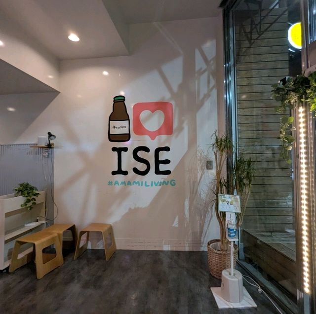 伊勢 | AMAMI LIVING 白天是咖啡店、晚上化身酒吧