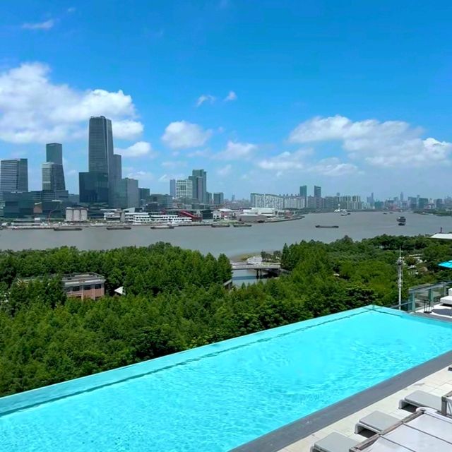 上海金普頓前灘酒店無邊際泳池正到暈
