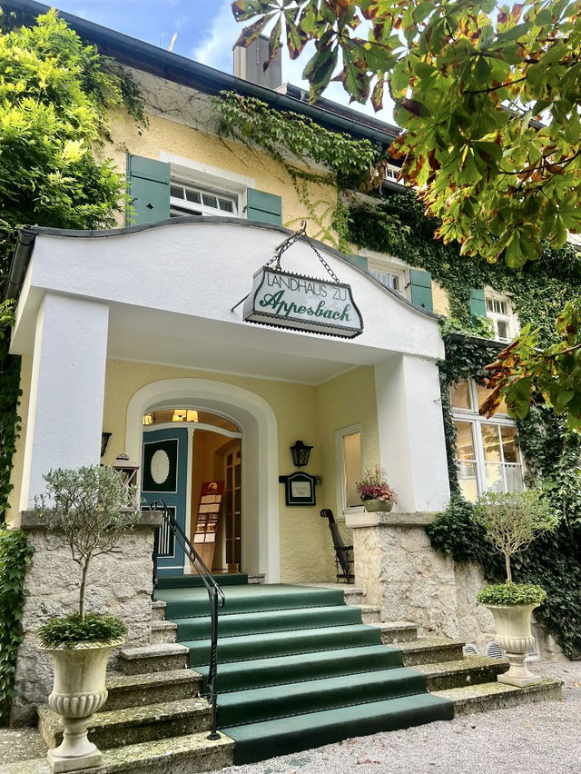 🏰【Landhaus zu Appesbach 全攻略】奧地利湖畔的百年莊園秘境｜阿爾卑斯山景 × 古董圖書館 × 皇室甜點秘方