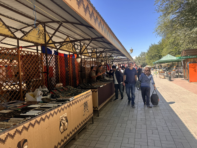 Vernissage Market／ヴェルニサージュ市場｜エレバン“青空ギャラリーを