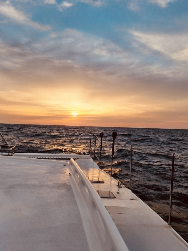 Romantic Sunsets on the Water – An Unforgettable Golden Hour Experience