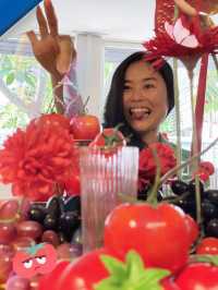คาเฟ่มะเขือเทศยักษ์สีแดงสดใส