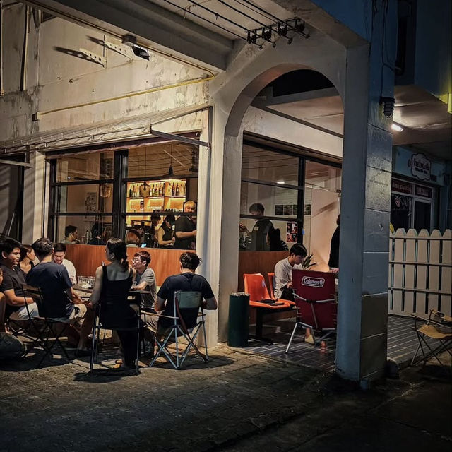 Hide and Sip Coffee (บางทีเรียก “Hide & Sip”) 