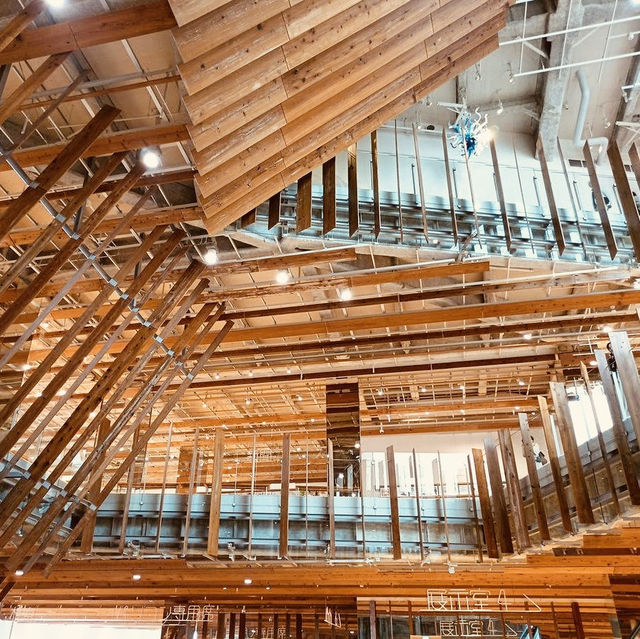 Toyama Glass Art Museum: Where Light & Glass Dance – A Solo Traveler’s Crystal Fantasy"** ✨🏛️