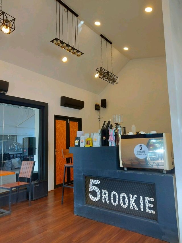 5 ROOKIE คาเฟ่ลับซอยเรวดี