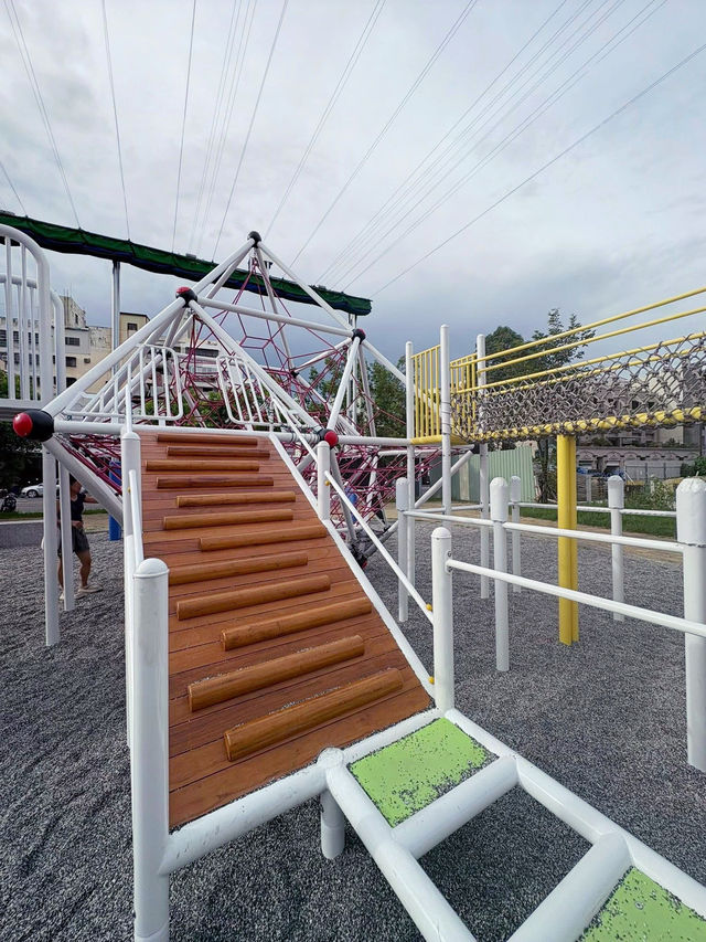 台南最新特色公園 市區易停車 組合式攀爬網 讓孩子放電到腿軟！
