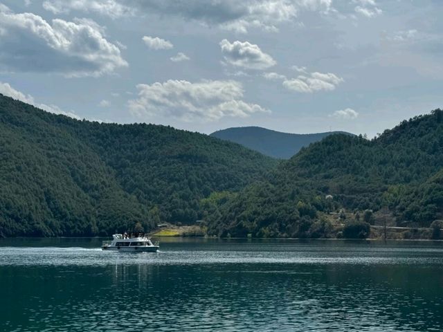 Lugu Lake – The Fairyland of Yunnan & Sichuan