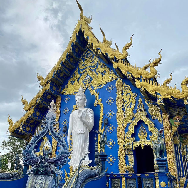 🐉💙 *Wat Rong Suea Ten: The Electric Blue Temple of Chiang Rai* 🏯✨