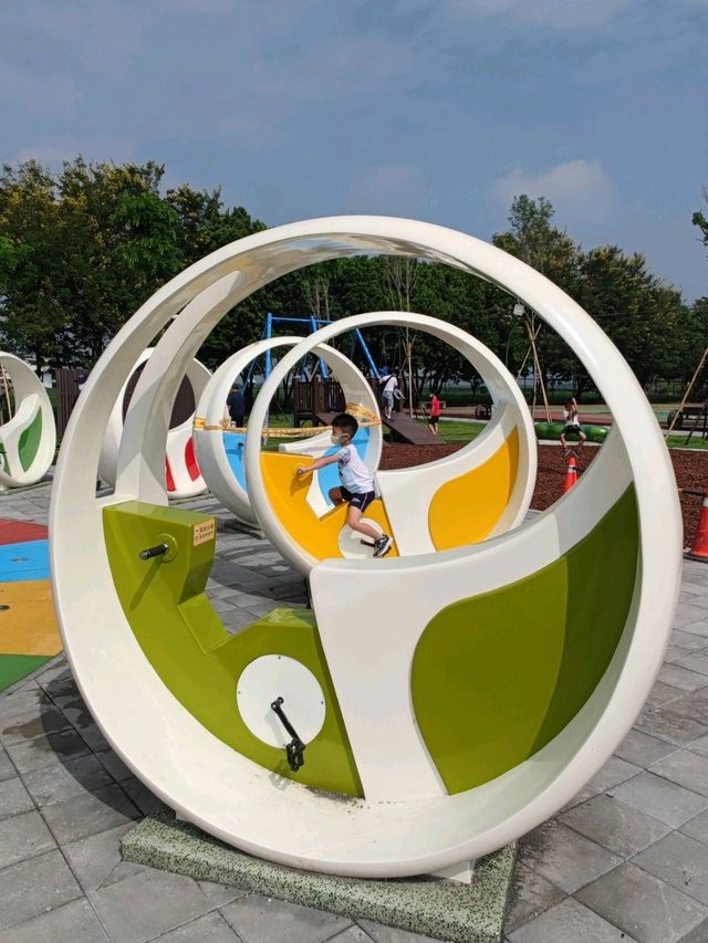 一座太陽、月亮與地球的遊樂場#崁頂共融遊戲場(崁頂公園)屏東縣崁頂鄉
