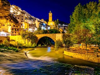 Beautiful night scene with lights and reflections by the lake📸