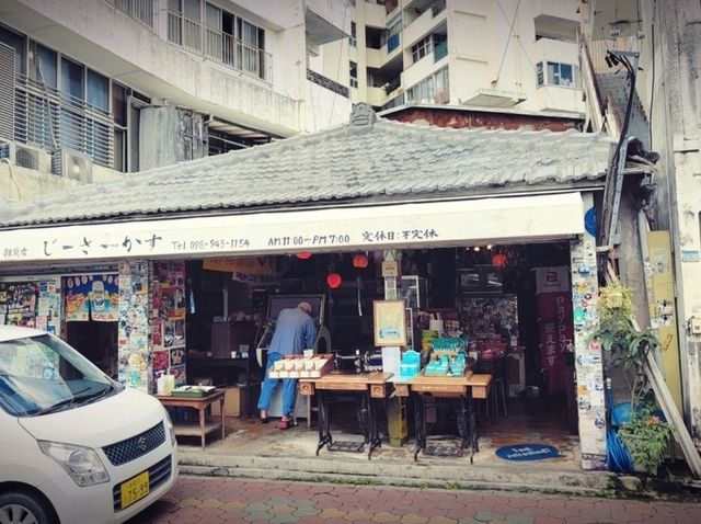 在沖繩市中心的掌紋中漫步，感受各個巷道的生機和脈動