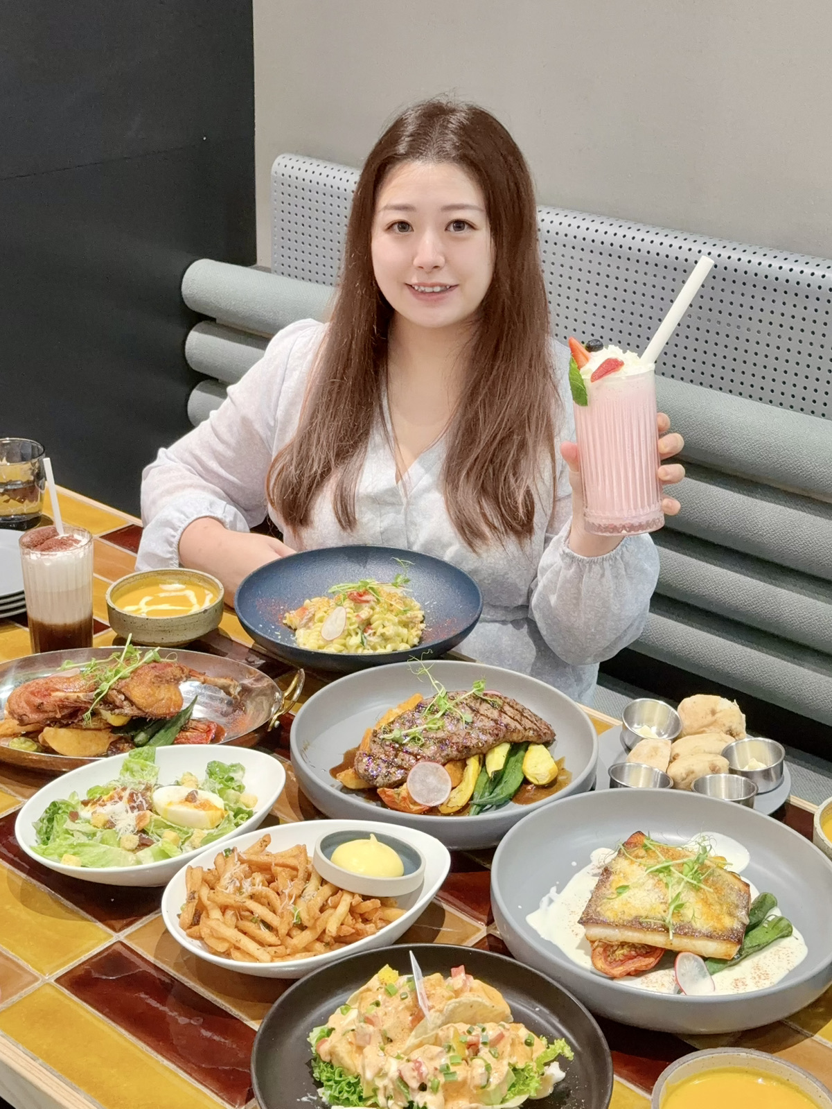 #Register for September Hotel Sleep Tester 2025

This time I tried this western restaurant with my family and ordered several dinner sets and spreads, which were quite surprising overall! 😋

🥩 Australian M3 Wagyu Sirloin Steak $381
The steak is soft and tender, and served with the beef liver mushroom barbecue sauce is very rich, 50% cooked! The accompanying black truffle fries and Roman salad melted eggs were also very good, the iced acorn coffee chose less ice and less sweet, refreshing and refreshing ~

🐟Crispy Parmesan Cheese Baked Halibut $203
The fish is tender, the cheese is baked until golden and crispy, and it goes well with the white wine cream sauce! My friend also ordered a Pink Panther strawberry milkshake, which was girly💖

🦆 French Crispy Baked Duck $163
The duck skin is crispy, the meat is not tough, the green orange juice is quite appetizing, the grilled vegetables are seasoned ~ Iced chocolate coffee ordered more sweet and less ice, the chocolate flavor is rich ☕️

🍝 Asparagus Chicken Cream Screw Powder $153
Switched to the duck version, the cream sauce is creamy and not greasy, the screw powder hangs strong sauce, added soup and bread enough to fill the stomach ~

🌟 Surprise recommendation: Tofu Smoked Pineapple Salsa Sandwich
Finally, I ordered this sandwich. I was really surprised! The tofu is soft and smooth, the smoked pineapple salsa with a slightly sour freshness, and the crispy sandwich form a wonderful contrast, the taste is super rich, definitely a must! 👍

✨Overall Rating:
The environment is comfortable, the food is of a standard, especially the steak and flatfish worth encore! The tofu sandwich is full of creativity and impressive. The service is good, it's quite suitable to come and chill after work - all can be added at a discounted price with soup meal packets and drinks, each plate is very large, can be shared with many people!

#BOTH #KowloonBayFood #WesternFood #Wagyu #Halobfish #TelfordPlaza #FoodReview #HongKongFood #Fooddie Diary #Fusion Cuisine