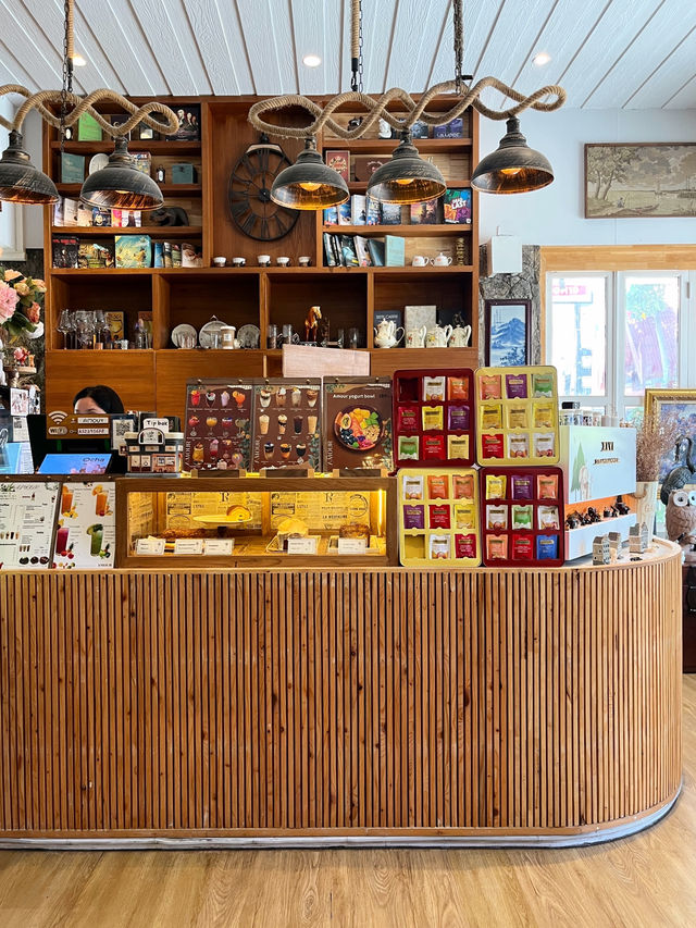 คาเฟ่ Pet friendly หัวหิน ขนมเครื่องดื่มอร่อย 📚🕰️