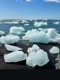 湖中的冰塊在陽光下呈現出透明、藍色或白色的光芒，令人驚艷