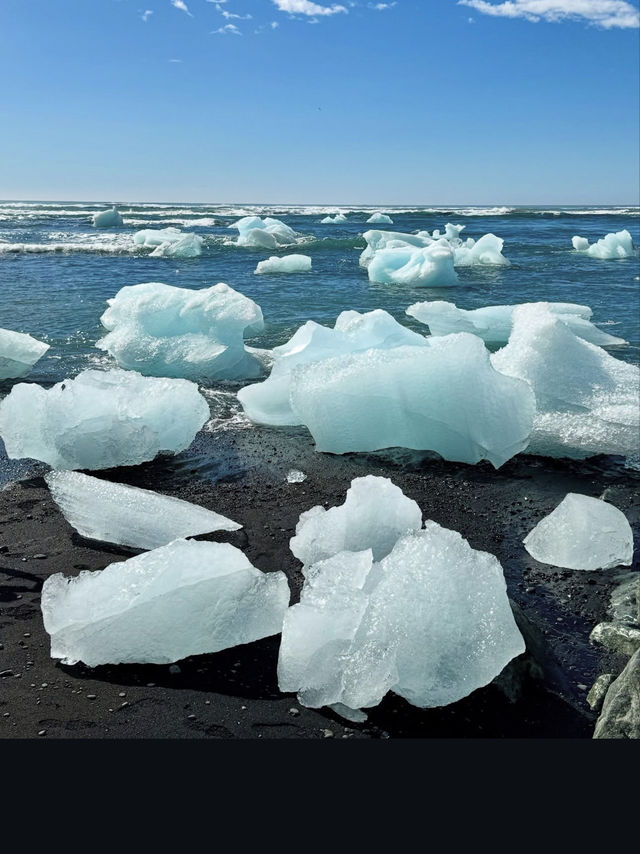 湖中的冰塊在陽光下呈現出透明、藍色或白色的光芒，令人驚艷