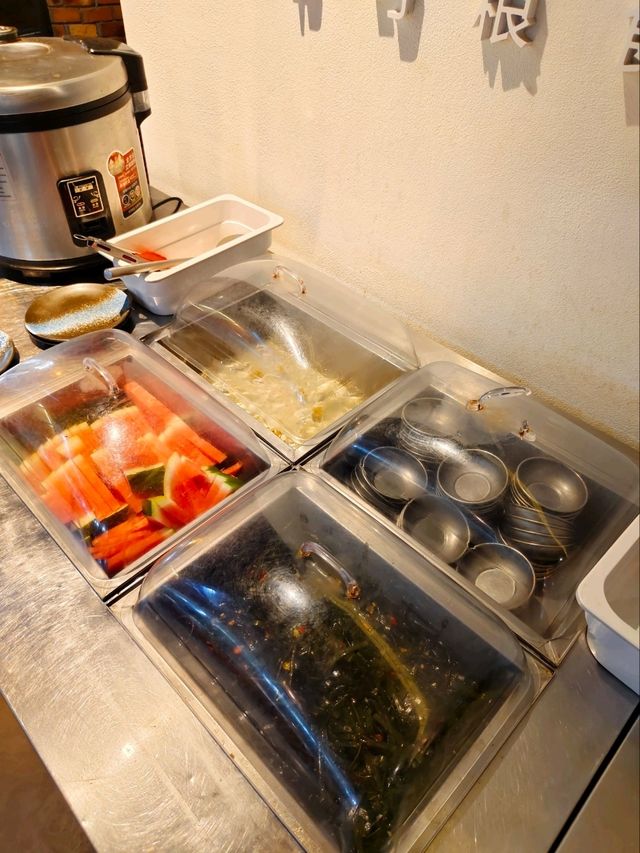 城堡裡的雲貴菜小酒館!紅酒杯裝涼粉、酸菜魚旁放玫瑰🌹 城堡裡的雲貴菜小酒館!紅酒杯裝涼粉、酸菜魚旁放玫瑰🌹