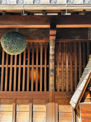 โรงกลั่นเหล้าสาเกที่เก่าแก่ที่สุดในญี่ปุ่นตั้งอยู่ที่เมืองอิตามิ 🍶