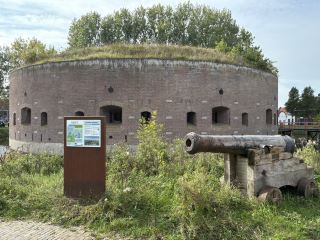 一次過打卡荷蘭小鎮——星型要塞城鎮納爾登（Naarden）與傳統風車小鎮韋斯普（Weesp）。