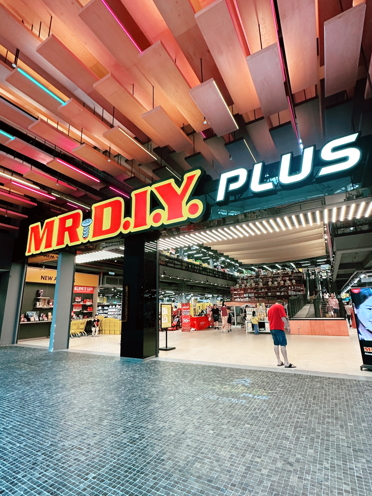 Baru aja mampir ke Mr DIY Plus di Mid Valley dan wah—tempat ini GOKIL abis 🤩. Beneran SEGEDE itu, bisa betah berjam-jam cuma keliling lorong sambil nyari barang murah.

Nggak tau sih ini Mr DIY paling gede di Malaysia atau bukan, tapi yang jelas luas banget! Bisa dapet apa aja di sini—perabotan rumah, dekorasi, gadget, perlengkapan gaya hidup, snack, sampe barang-barang lucu yang nggak kepikiran tapi pengen dibeli 🙈.

Alamat: Mr DIY Plus, Mid Valley Megamall, Level 3, Lingkaran Syed Putra, 59200 Kuala Lumpur, Malaysia.  
Buka setiap hari: 10 pagi – 10 malem

Kalo lagi di KL dan suka mall yang super luas, Mr DIY Plus di Mid Valley wajib banget didatengin. Jangan lupa bawa tas belanja (sama sepatu yang enak buat jalan 😉)—barangnya lengkap banget dan suasananya asik. Lagi nyari barang murah dengan pilihan melimpah? Tempat ini mantul banget!