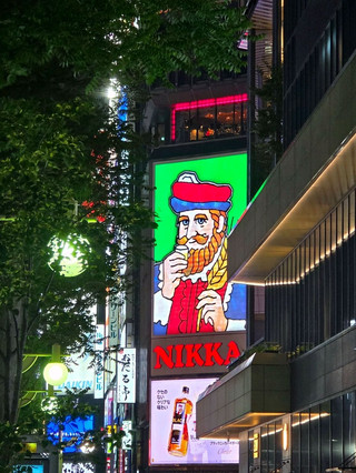 삿포로 여행의 잠들지 않는 심장, 화려한 네온사인의 향연 '밤의 스스키노' 🌃