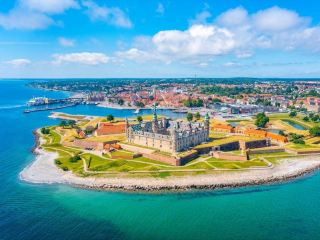 丹麥赫爾辛格之旅回顧🇩🇰🏰

赫爾辛格是丹麥厄勒海峽沿岸一座歷史悠久的城市,擁有著名的克倫堡宮。克倫堡宮因莎士比亞的《哈姆雷特》而聞名,已被聯合國教科文組織列為世界遺產。

📍 推薦景點:

克倫堡宮 ⭐⭐⭐⭐⭐

這座古老的海濱城堡是赫爾辛格的地標。它與《哈姆雷特》的連結賦予了這裡神秘的氛圍,並充滿了歷史故事。

赫爾辛格老城區 ⭐⭐⭐⭐⭐

舊城區擁有色彩繽紛的建築、鵝卵石街道和傳統民居,是漫步和拍照的理想之地。

丹麥海事博物館 ⭐⭐⭐⭐⭐

這座海事博物館建築風格獨特,位於克倫堡宮附近,講述了丹麥的航海歷史。

赫爾辛格港 ⭐⭐⭐⭐

您可以在這裡悠閒漫步,欣賞海景,感受海峽沿岸城市的迷人氛圍。

🗓 行程安排

第一天

參觀克倫堡宮

探索城堡及其周邊地區和海岸線。

漫步赫爾辛格老城區。

參觀丹麥海事博物館。

傍晚,在港口漫步。

⭐ 印象

赫爾辛格是一座熱愛歷史、文學和建築的遊客的理想之城。克倫堡宮是這座城市的亮點,它讓您彷彿穿越回丹麥皇室時代,而它與哈姆雷特的淵源更增添了城堡的魅力和獨特性。

從城堡漫步到舊城區也是一種享受,沿途古老的建築、鵝卵石街道和迷人的海景令人心曠神怡。

⭐ 評分

美景:9.7/10

氣氛:10/10

歷史:10/10

性價比:9.5/10

總分:9.8/10

「赫爾辛格是一座城堡與故事之城。」站在克倫堡宮前,彷彿步入了哈姆雷特的世界,體驗著丹麥古老海濱小鎮的魅力。

#旅行瞬間 #赫爾辛格 #丹麥 #克倫堡宮 #哈姆雷特 #聯合國教科文組織 #丹麥旅遊 #丹麥旅行 #Tripcom創作者 #丹麥旅行 #赫爾辛格旅行 #克倫堡宮 #丹麥哈姆雷特 #丹麥旅行 #旅行攝影 #旅行癖