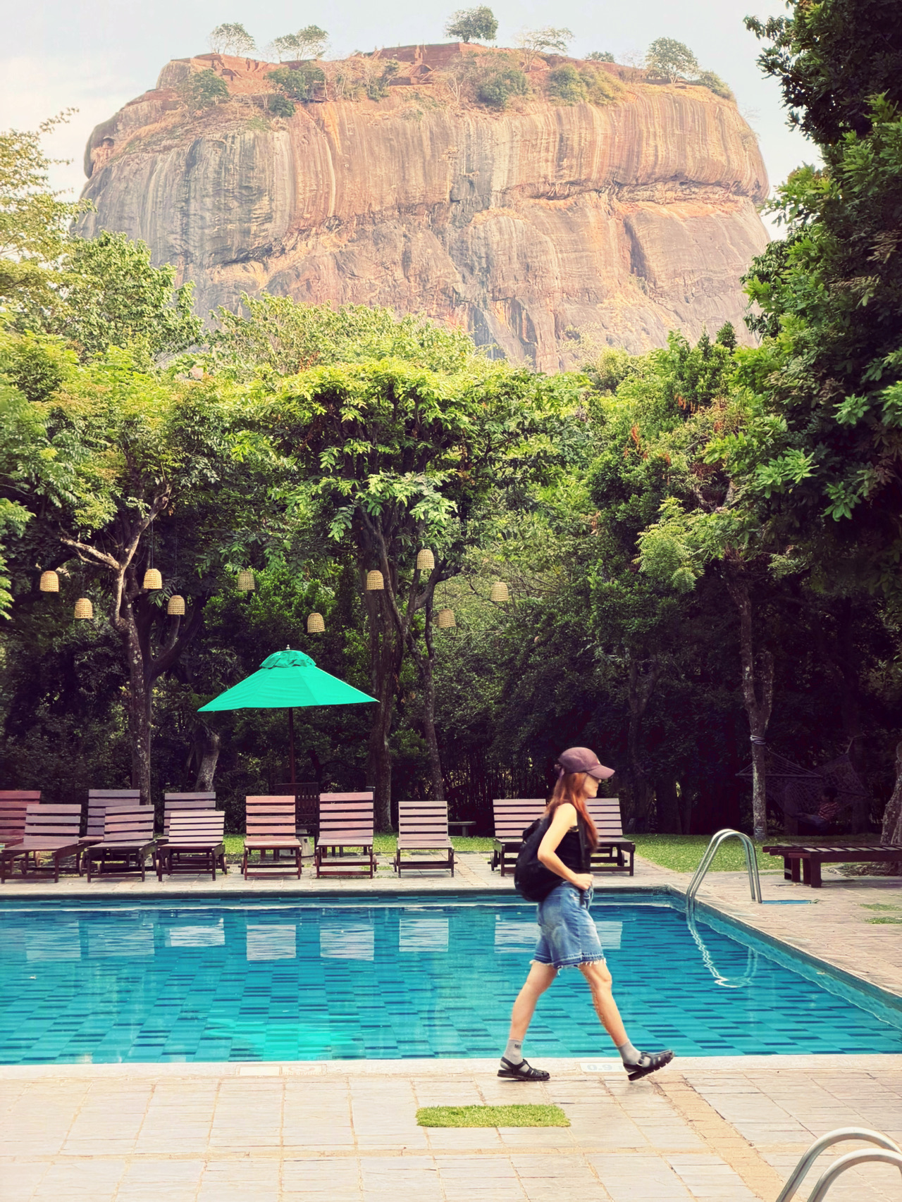 ปีนผาซิกิริยา 🦁⛰️

เมื่อยืนอยู่ด้านล่างและมองขึ้นไปที่ผาซิกิริยา ยอดเขานั้นดูเหมือนอยู่ไกลเหลือเกิน เราค่อยๆ ปีนบันไดโบราณขึ้นไปทีละขั้น ผ่านกำแพงกระจกอันโด่งดัง และขึ้นไปสูงขึ้นเรื่อยๆ

การปีนนั้นเหนื่อย แต่ทุกย่างก้าวคุ้มค่า การไปถึงยอดเขาและมองออกไปเห็นทิวทัศน์สีเขียวอันกว้างใหญ่เป็นช่วงเวลาที่ลืมไม่ลง และหลังจากลงมาแล้ว การเห็นผาซิกิริยาขนาดมหึมาอยู่ด้านหลังสระน้ำทำให้เราคิดว่า “เราปีนขึ้นไปถึงข้างบนจริงๆ เหรอเนี่ย?” 😆

แน่นอนว่าเป็นหนึ่งในไฮไลท์ของการผจญภัยในศรีลังกาของเรา 🇱🇰❤️