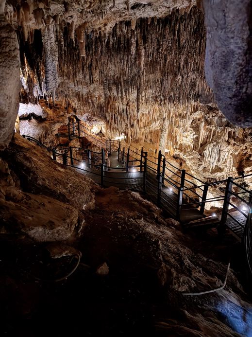Ngilgi Cave（ニルギ洞窟）が幻想的すぎる！天井から降り注ぐ鐘乳石と