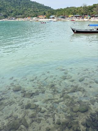 ทริปพักผ่อนบนเกาะเล็กๆ ที่เกาะเปอร์เฮนเตียน เกจิล 🏝️🌊✨

แค่พักผ่อนสบายๆ เพลิดเพลินกับแสงแดด ว่ายน้ำในน้ำทะเลใสสะอาด และดื่มด่ำกับวิวเกาะที่สวยงาม ไม่ต้องรีบร้อน ไม่ต้องมีตารางงานที่ยุ่งวุ่นวาย มีแต่ของอร่อยๆ พระอาทิตย์ตกดินที่อบอุ่น และช่วงเวลาเล็กๆ น้อยๆ ที่น่าจดจำ 🤍

เกาะเปอร์เฮนเตียน เกจิล คือสถานที่พักผ่อนที่เราต้องการอย่างแท้จริง ตอนนี้คิดถึงทะเลและบรรยากาศของเกาะแล้ว… เป็นสถานที่ที่ฉันอยากกลับไปอีกแน่นอน! 🌴💙

#ท่องเที่ยว #ชีวิตริมทะเล #ทริปคู่รัก #รีสอร์ท