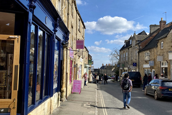 The Cotswolds Town and Village Guide : The Definitive Guide