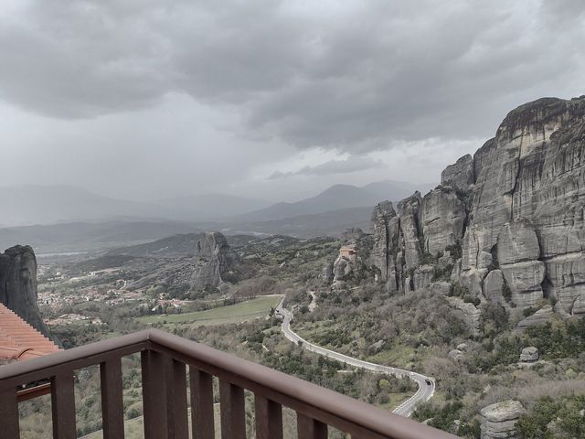 Mystical Escape to the Enchanting Meteora 🏰🌄