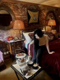 More than 300 years old historic, old-style English 5star hotel in Edinburgh 
