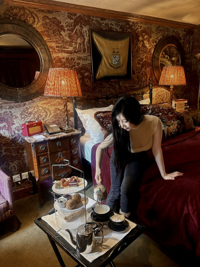More than 300 years old historic, old-style English 5star hotel in Edinburgh 