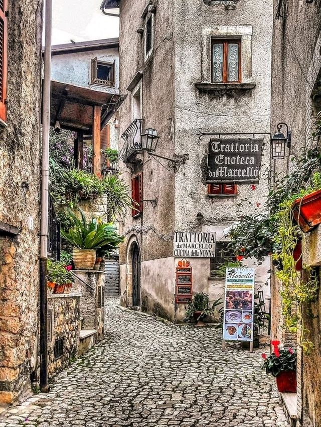 🏰 Whispers of Stone – Sermoneta, Italy