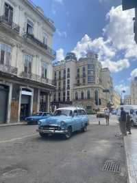 Explore Havana Like a Local: Classic Cars & Colorful Streets 