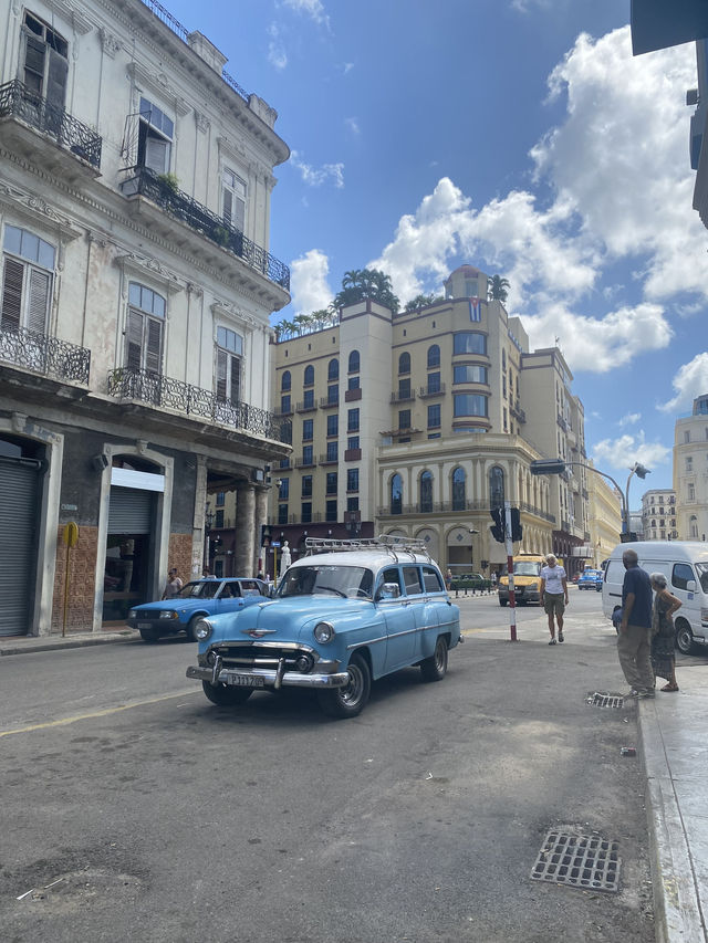 Explore Havana Like a Local: Classic Cars & Colorful Streets 