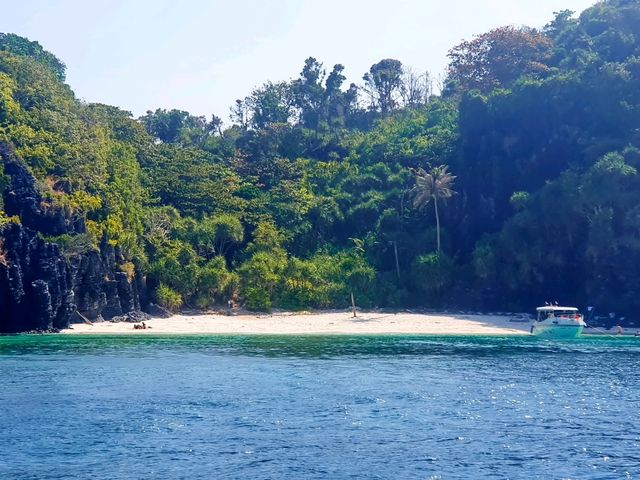 Пляж Нуи на Пхи‑Пхи: укромный уголок, который стоит увидеть Пляж Нуи на Пхи‑Пхи: укромный уголок, который стоит увидеть