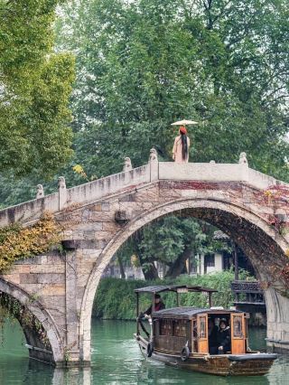 🏮 まるで古代絵画から抜け出してきたような中国!魔法のような水郷​​、烏鎮✨

石橋、狭い運河、木造家屋、そして水面をゆったりと滑る船など、真の古代中国を体験したいなら、ぜひ烏鎮を訪れてみてください。1300年以上の歴史を持つこの水郷は、中国で最も美しい街の一つとして知られています。

夜の雰囲気は格別です。無数の提灯が水面に映り、古都の街並みが活気に満ち、船旅はまるで時空を超えた旅のようです。烏鎮が中国で最もロマンチックな場所の一つと呼ばれるのも納得です。

📍 住所:中国浙江省嘉興市桐郷鎮烏鎮風景区。西側(西閘):中国浙江省嘉興市桐郷鎮龍源路383号。

🕒 営業時間:
· 東区 — 午前7時頃~午後6時頃
· 西区(西閘) — 午前9時~午後10時

🎫 チケット料金:
· 東区 — 110元
· 西区 — 150元
· 共通券(東区+西区) — 190元

💙 ヒント:夕方まで滞在しましょう。日没後、烏鎮はまさに魔法のような雰囲気に包まれ、写真映えも抜群です。

#旅の思い出 #烏鎮 #水郷 #中国旅行 #浙江省 #古都 #隠れた中国 #美しい中国 #中国 #烏鎮 #水郷 #中国旅行 #古代中国 #写真スポット #中国旅行

🏮 まるで古代絵画から抜け出してきたような中国!魅惑の水郷、烏鎮✨

石橋、狭い運河、木造家屋、そして水面をゆっくりと滑る船など、古き良き中国の姿を夢見るなら、ぜひ烏鎮を訪れてみてください。1300年以上の歴史を持つこの古都は、中国屈指の美しさを誇ります。

夜になると、その雰囲気は格別です。無数の灯籠が水面に映り、古都の街並みが活気に満ち、船旅はまるで時空を超えた旅へと誘います。烏鎮が中国で最もロマンチックな場所の一つと呼ばれるのも納得です。

📍住所:中国浙江省嘉興市桐郷鎮烏鎮風景区。西区(西閘):中国浙江省嘉興市桐郷鎮龍源路383号。

🕒 営業時間:
· 東区 - 午前7時頃~午後6時頃
· 西区(西閘) - 午前9時~午後10時

🎫 チケット料金:
· 東区 - 110元
· 西区 - 150元
· 東区+西区共通券 - 190元

💙 おすすめ:夕方まで滞在しましょう。日没後の烏鎮はまさに魔法のような雰囲気に包まれ、写真映えも抜群です。