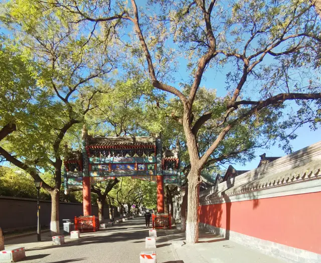 The roadside parking on Guozijian Street has been cleared