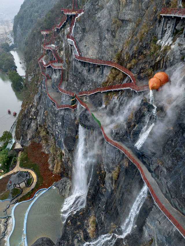 不是百丈漈，是杭州新開的懸崖瀑布樂園