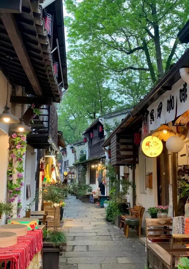 You must visit Xiaohe Straight Street when you come to Hangzhou