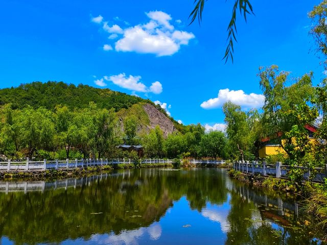 横店影視城相當於一個大型旅遊度假區了，小眾景點非常多，門票也是各種聯票制，老實講價格略高